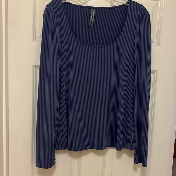 NWOT Anthropologie Long Sleep Top- Size L - Picture 1 of 8